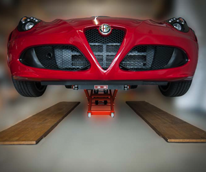 Pellicola antisasso Alfa Romeo 4C wrapping Treviso sollevata con carrello sollevatore