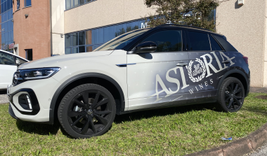 SUV bianco e grigio decorato con grande scritta laterale e grafica coordinata