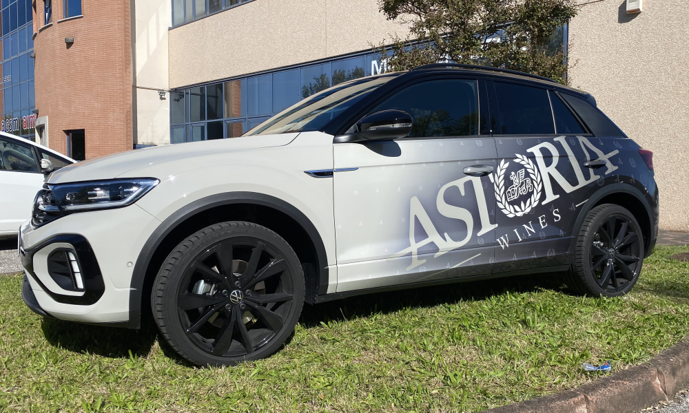 SUV bianco e grigio decorato con grande scritta laterale e grafica coordinata