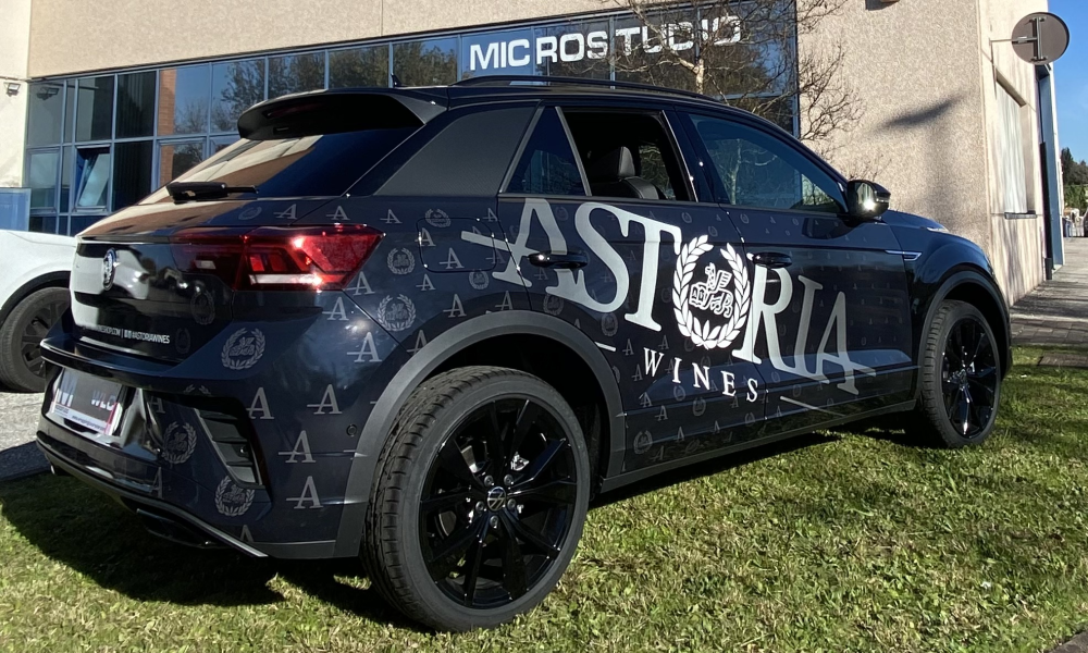 SUV scuro decorato lateralmente con logo di grandi dimensioni e motivi grafici