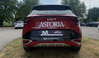 Parte posteriore di SUV rosso personalizzata con logo e scritte pubblicitarie