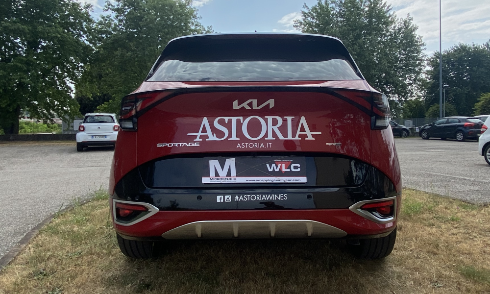 Parte posteriore di SUV rosso personalizzata con logo e scritte pubblicitarie