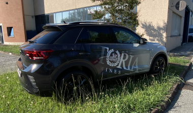 SUV scuro con grande logo Astoria Wines applicato lungo la fiancata