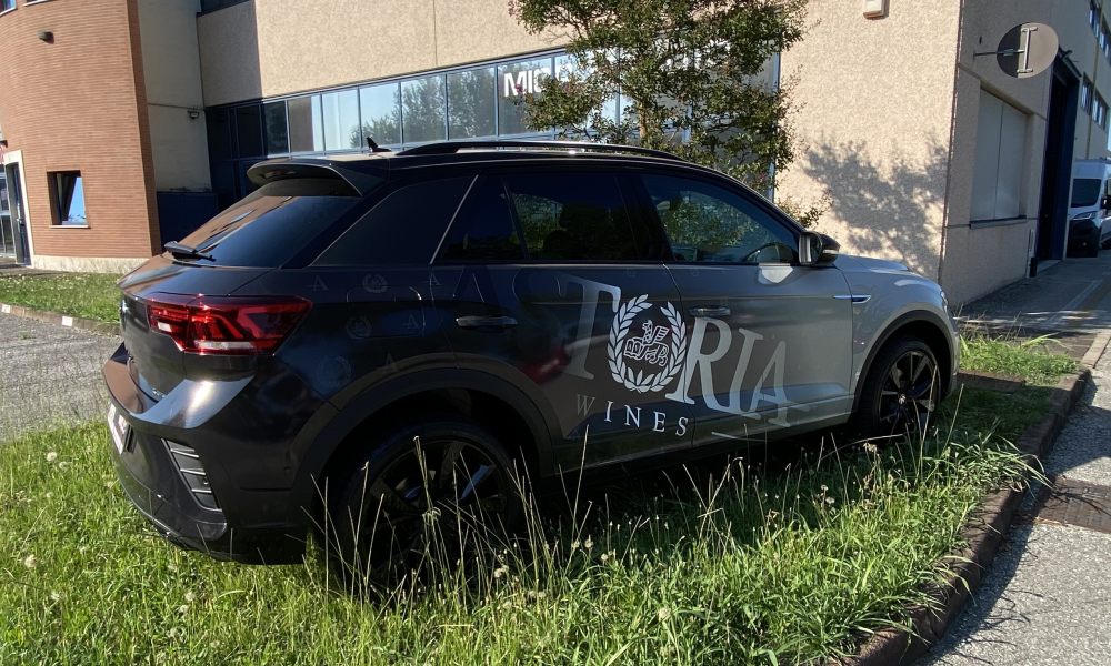 SUV scuro con grande logo Astoria Wines applicato lungo la fiancata