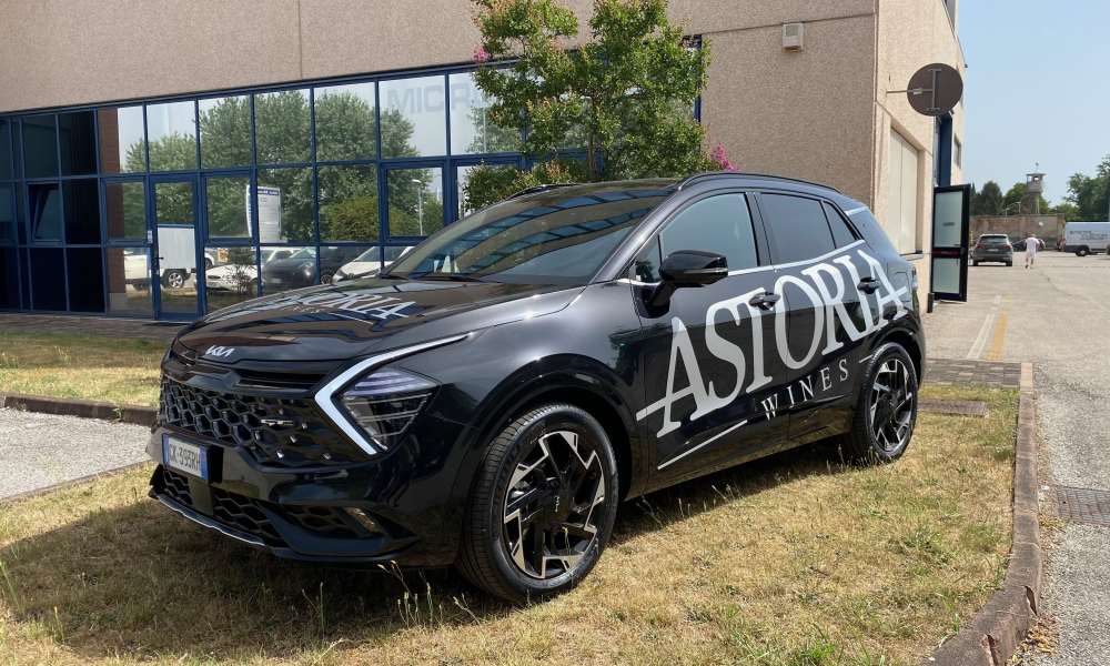 SUV nero personalizzato con grande logo laterale e adesivi coordinati
