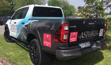 Pickup aziendale personalizzato con grafica adesiva e loghi sulla parte posteriore