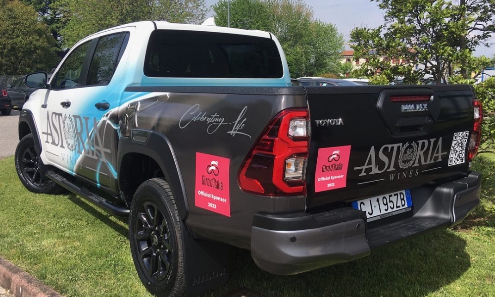 Pickup aziendale personalizzato con grafica adesiva e loghi sulla parte posteriore