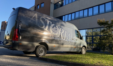 Furgone aziendale rivestito lateralmente con pellicola stampata e grande logo