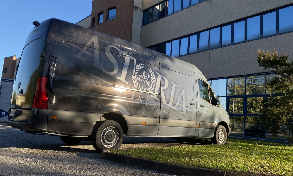 Furgone aziendale rivestito lateralmente con pellicola stampata e grande logo