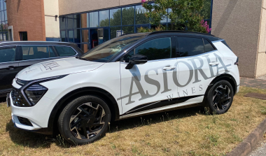SUV bianco personalizzato con grande scritta adesiva lungo la fiancata
