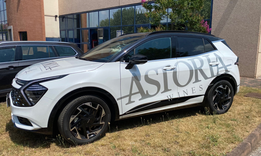 SUV bianco personalizzato con grande scritta adesiva lungo la fiancata