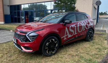 SUV rosso con grande logo adesivo applicato lateralmente