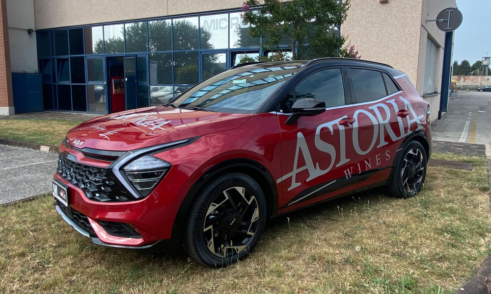 SUV rosso con grande logo adesivo applicato lateralmente