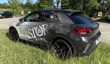 Vista laterale posteriore di SUV decorato con scritte e grafica coordinata