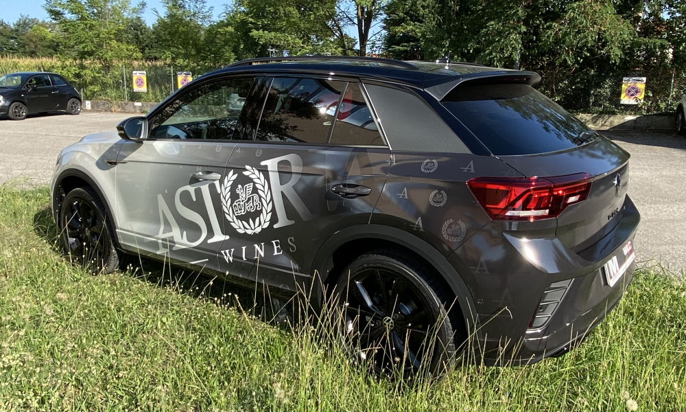 Vista laterale posteriore di SUV decorato con scritte e grafica coordinata
