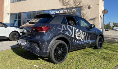 SUV blu personalizzato con logo Astoria e texture applicate alla carrozzeria