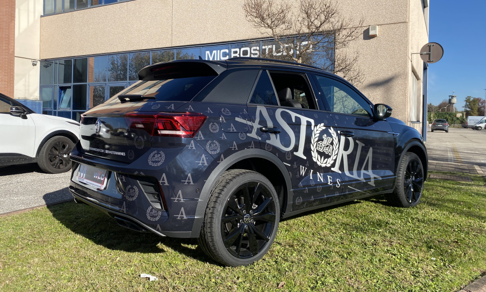 SUV blu personalizzato con logo Astoria e texture applicate alla carrozzeria