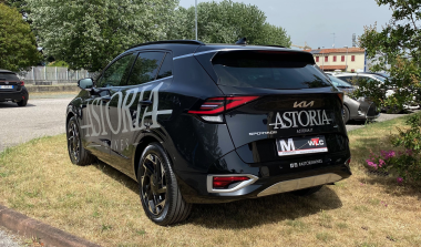 Vista posteriore di SUV nero decorato con logo e scritte aziendali