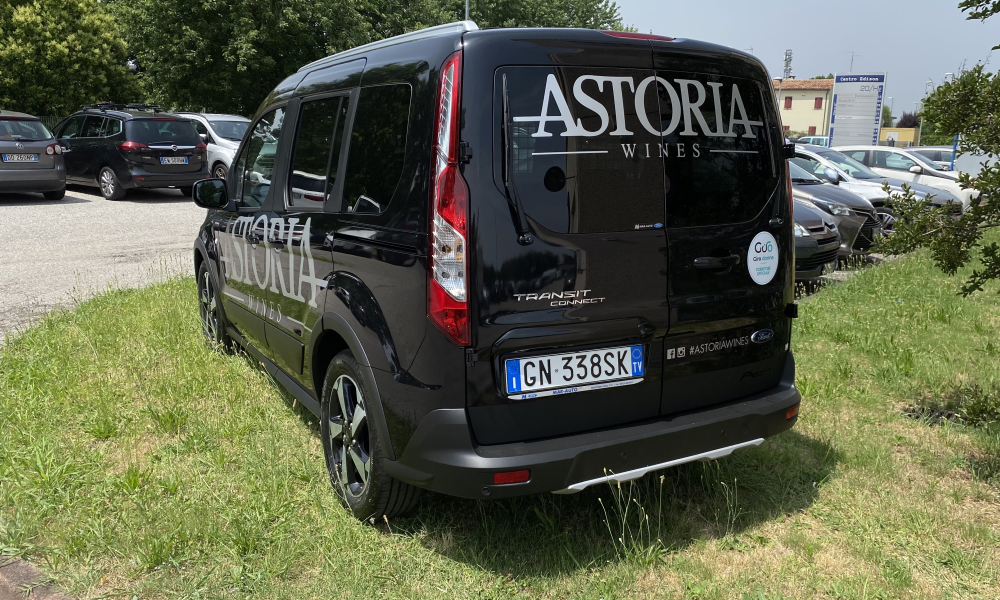 Parte posteriore di furgone nero personalizzata con logo e scritte aziendali