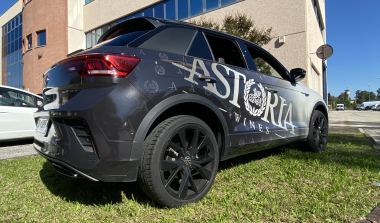 SUV grigio personalizzato con logo di grandi dimensioni applicato sulle portiere