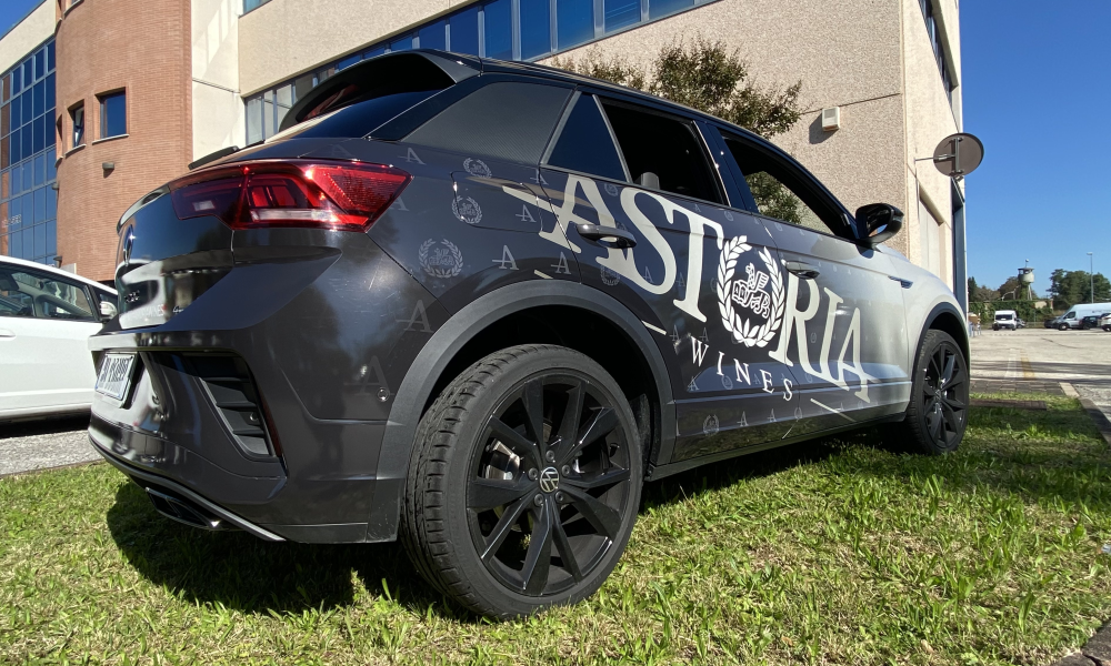 SUV grigio personalizzato con logo di grandi dimensioni applicato sulle portiere
