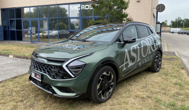 SUV verde decorato con logo e grafiche adesive sulle fiancate