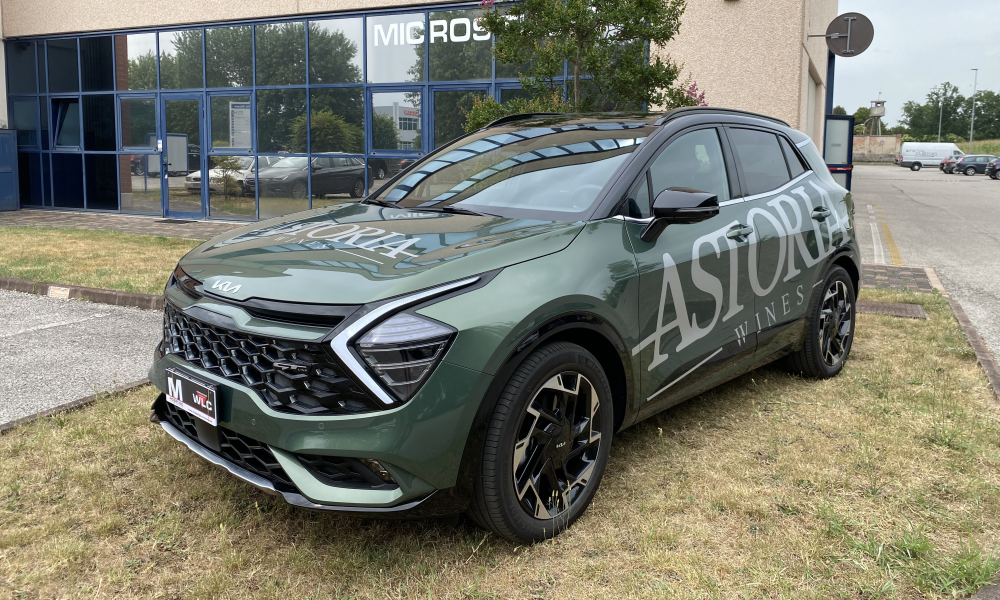 SUV verde decorato con logo e grafiche adesive sulle fiancate