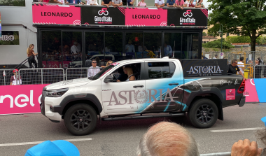 Pickup bianco decorato con grafica aziendale esposto durante una manifestazione