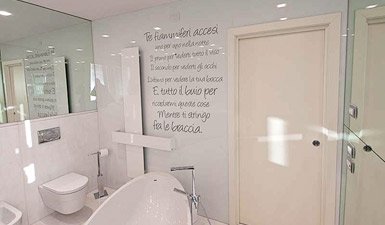 decorazione parete bagno