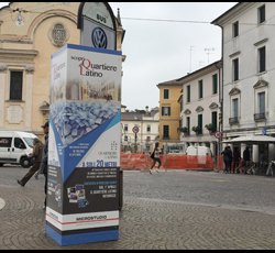 Totem pubblicitario a noleggio