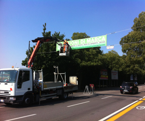 striscione stradale suoni di marca