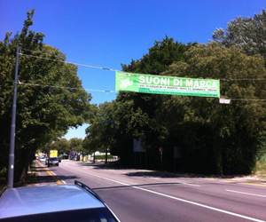 striscione stradale suoni di marca