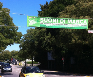 striscione stradale suoni di marca