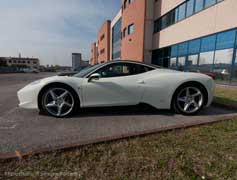 Car Wrapping nero opaco vista laterale Ferrari F458 Italia