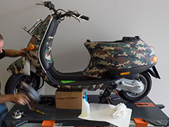 pellicola wrapping camouflage per scooter