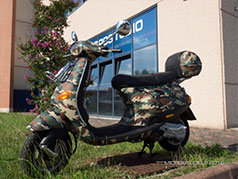 vespa scooter mimetico foresta