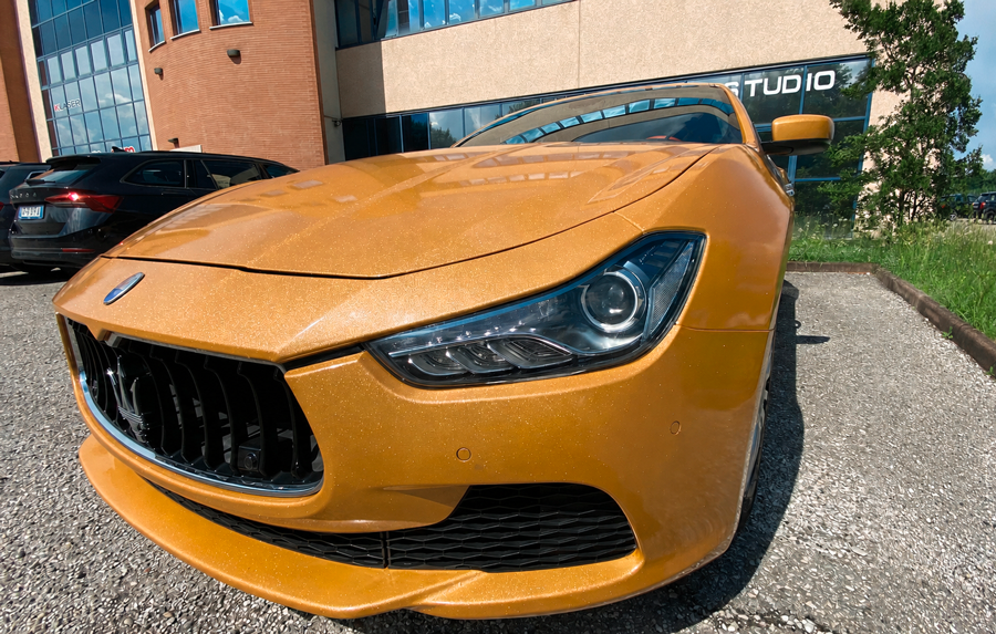 Car wrapping Maserati color oro realizzato da Microstudio Treviso