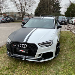 Audi A3 rivestita a metà con pellicola wrapping nera opaca