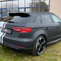 Decorazione con pellicola adesiva nero opaco su Audi A3 RS3