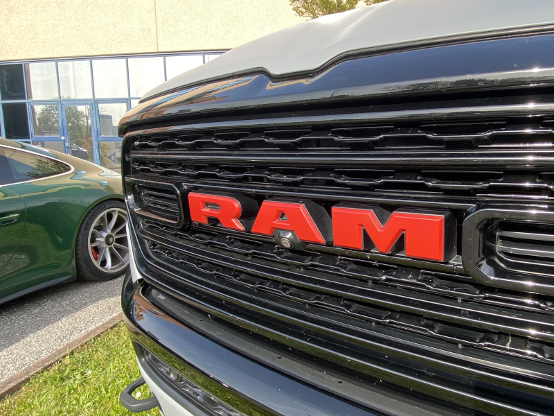 Dodge Ram Wrapping Calandra Rossa Grey
