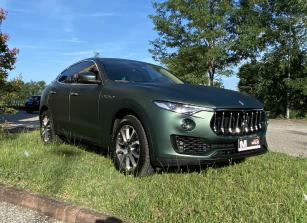Car Wrapping Maserati Levante Pellicola 3m Verde Opaco